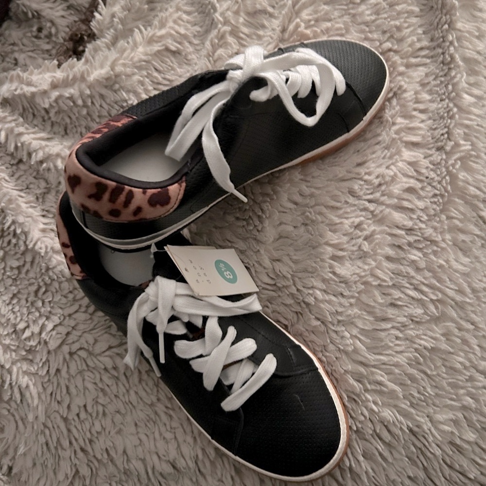 🌹NWT•Black Leopard Sneakers•Sz 8.5Trendy Black Sneakers with Leopard Accents🌹